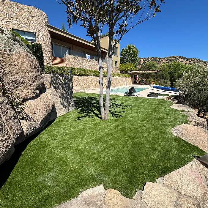 Después: Jardín con césped artificial